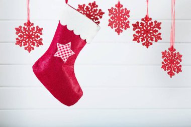 Noel çorap karşı ahşap arka plan asılı