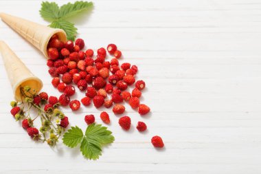 gözleme koni ahşap arka plan üzerinde çilek ile