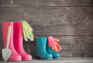 ahşap arka plan lastik çizmeler