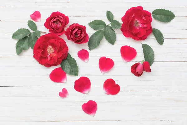 Corazón Rosas Sobre Fondo Blanco Madera —  Fotos de Stock