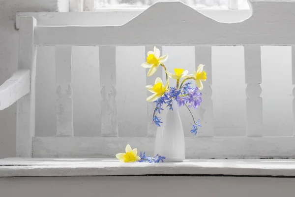 Spring Flowers Vase White Wooden Bench — Stock Photo, Image