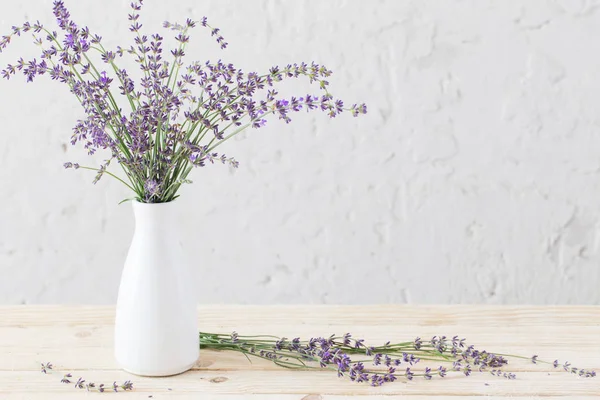 Lavendel Vit Vas Träbord — Stockfoto