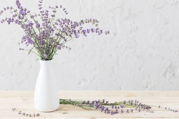 Lavanda Vaso Branco Mesa Madeira — Fotografia de Stock