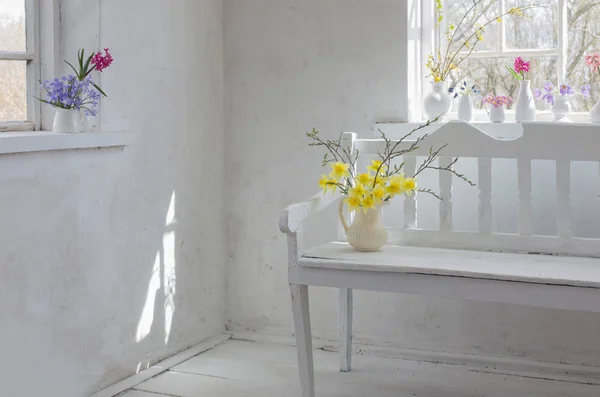 Prachtige Lentebloemen Witte Vintage Interieur — Stockfoto