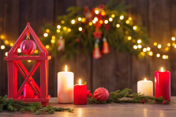 Holzlaterne Mit Kerzen Und Weihnachtszweigen Auf Holzgrund — Stockfoto