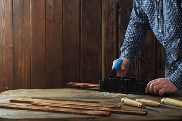 Плотник Работает Инструментами Деревянном Фоне — стоковое фото