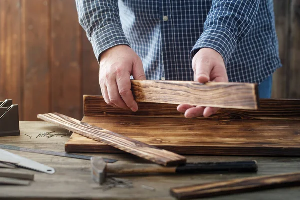 Menuisier Travaillant Avec Des Outils Sur Fond Bois — Photo