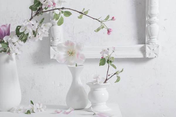 Hermosas Flores Primavera Sobre Fondo Pared Blanca — Foto de Stock