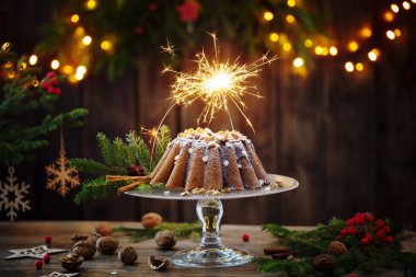 Koyu ahşap arka plan christmas cake ahd köknar dalı