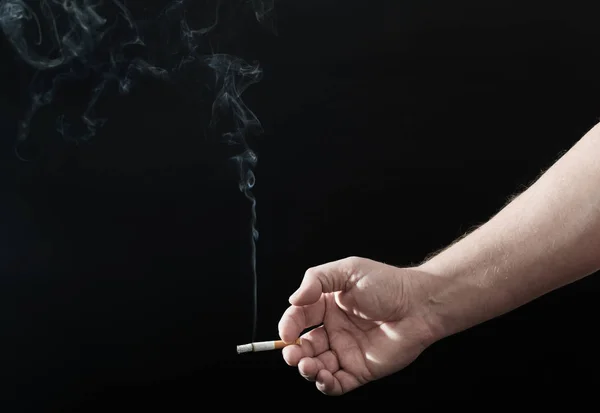 Mannenhand Met Sigaret Zwarte Achtergrond — Stockfoto