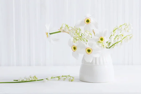 Весенние Цветы Вазе Белом Деревянном Фоне — стоковое фото
