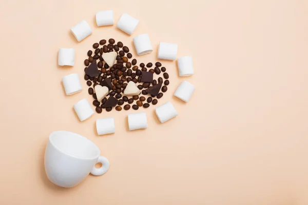 Xícara Com Grãos Café Forma Coração — Fotografia de Stock