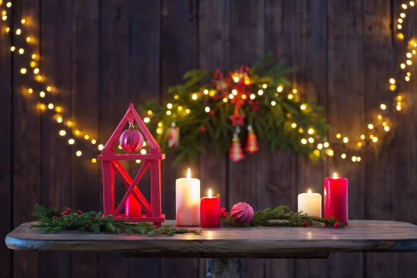 Holzlaterne Mit Kerzen Und Weihnachtszweigen Auf Holzgrund — Stockfoto