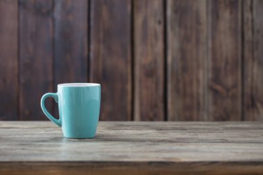 eski ahşap zemin üzerine temiz boş Kupası