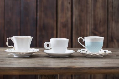 eski ahşap zemin üzerine temiz boş Kupası