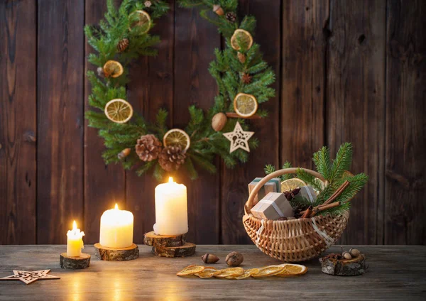 暗い背景の古い木のクリスマスの装飾 — ストック写真