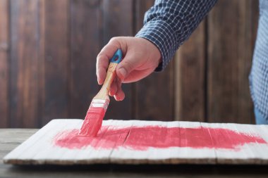 Erkek el boya ile pembe boya fırçası ile