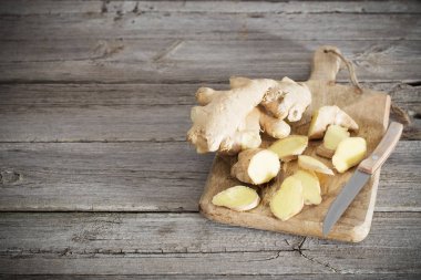 Ahşap arka planda kızıl