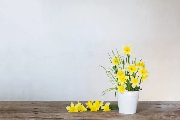 Gele Narcis Vaas Oude Houten Muur — Stockfoto
