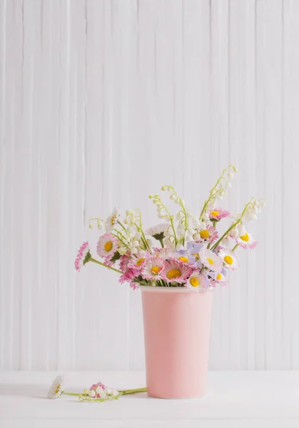 Vår Blommor Vas Vit Trä Bakgrund — Stockfoto