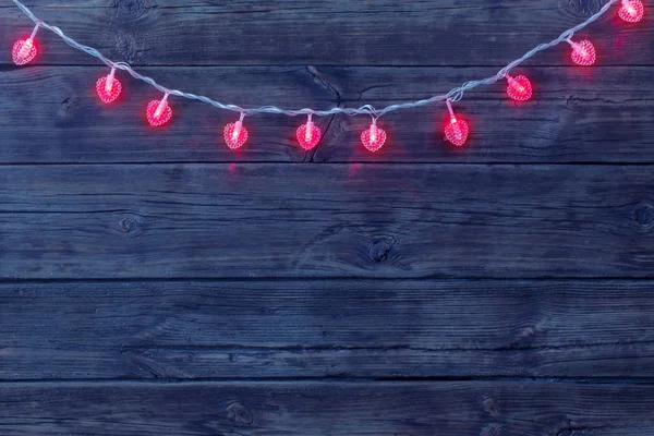 Roter Herzförmiger Kranz Auf Altem Dunklem Holzgrund — Stockfoto