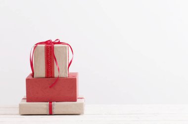 beyaz zemin üzerinde Noel hediyeleri