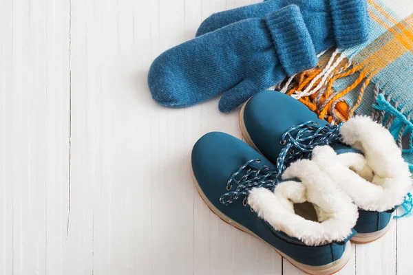 Zapatos Guantes Azules Invierno Sobre Fondo Blanco Madera —  Fotos de Stock