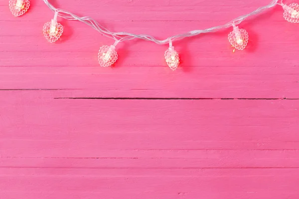 Guirnalda Roja Forma Corazón Sobre Fondo Madera Rosa — Foto de Stock