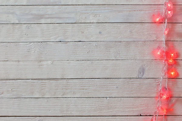 Rote Herzförmige Girlande Auf Weißem Holzhintergrund — Stockfoto