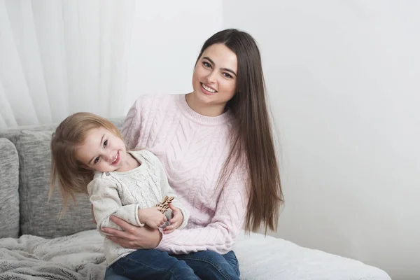 Mutter Und Tochter Lachen Gemeinsam Hause — Stockfoto