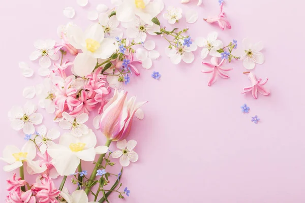 Schöne Frühlingsblumen Auf Papier Hintergrund — Stockfoto