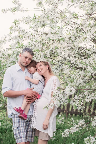 Glückliche Familie Frühlingsgarten — Stockfoto