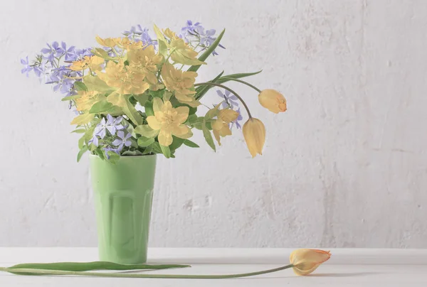 Sárga Kék Virágok Vázában Háttérben Régi Fehér Fal — Stock Fotó