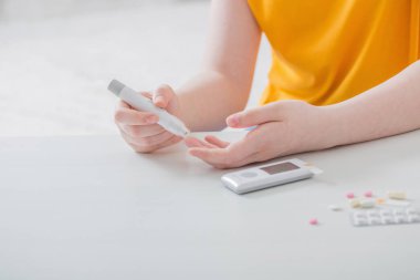 kız Genç kan şeker seviyesini ölçer