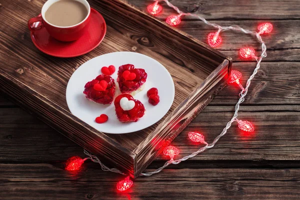 Hjärtformade Röda Kakor Och Fika Träbord — Stockfoto