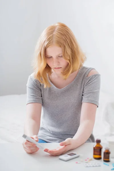 Menina Adolescente Mede Nível Açúcar Sangue — Fotografia de Stock