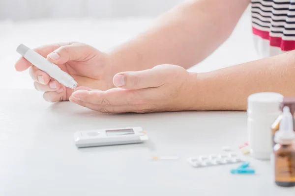 Mann Misst Zuckerspiegel Mit Glukometer — Stockfoto