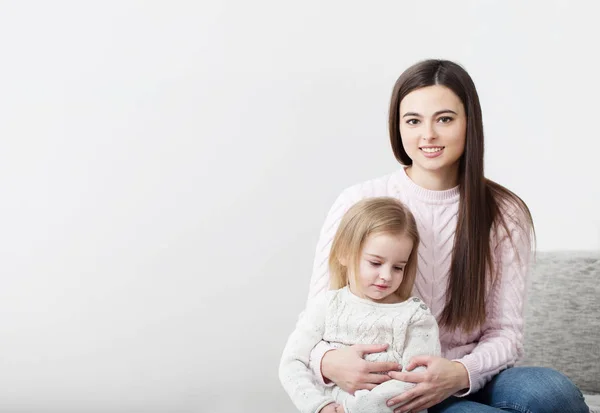 Güzel Anne Kızı Evde Birlikte Gülmek — Stok fotoğraf