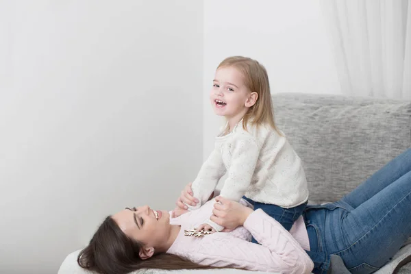 Vacker Mor Och Dotter Skratta Tillsammans Hemma — Stockfoto