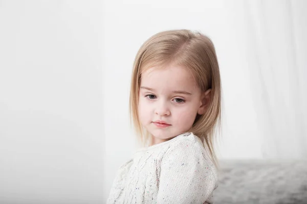 Kleines Schönes Mädchen Auf Weißem Hintergrund — Stockfoto