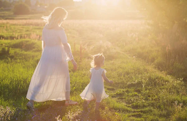 Anne ve kızı üzerine yaz çayır