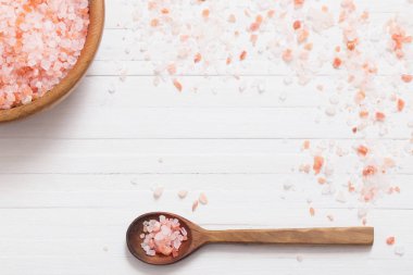 Himalaya tuz Beyaz ahşap zemin üzerinde