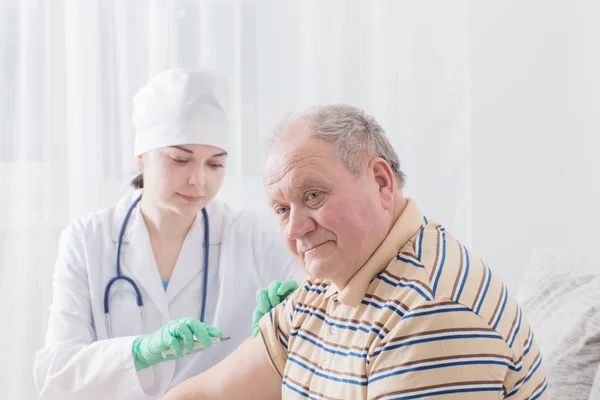 Εμβολιάζοντας Ένα Ηλικιωμένο Άτομο — Φωτογραφία Αρχείου
