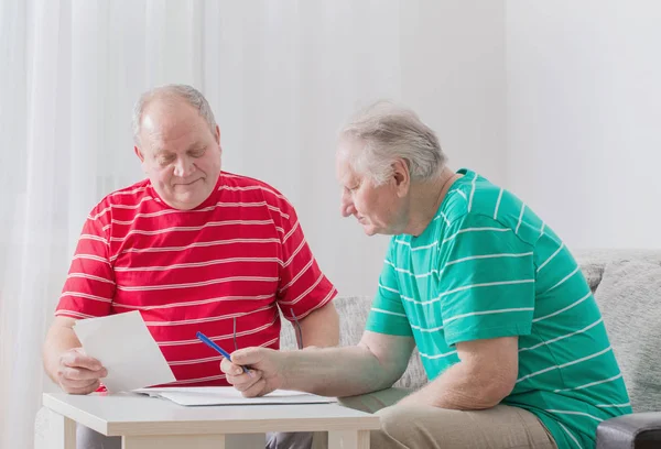 Dos Ancianos Con Documentos —  Fotos de Stock