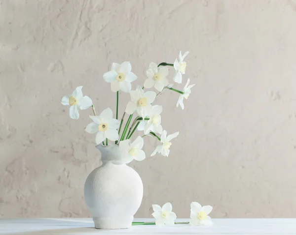 Narciso Blanco Jarrón Sobre Mesa Madera — Foto de Stock