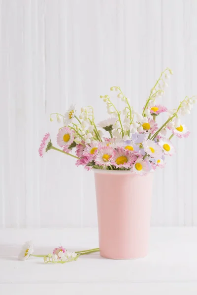 Flores Primavera Vaso Fundo Madeira Branco — Fotografia de Stock