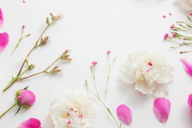 Beyaz Kağıt arka plan üzerinde yaz çiçek