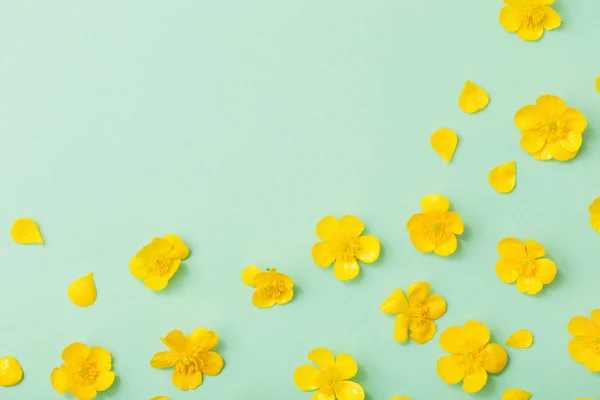 Жовті Масляні Палички Зеленому Паперовому Фоні — стокове фото