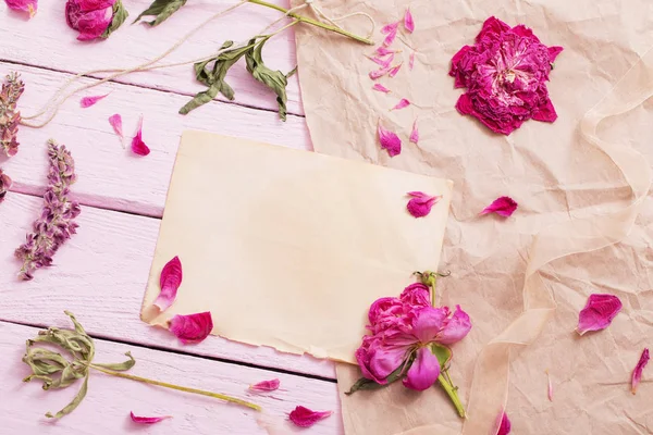 Сушені Квіти Рожевому Дерев Яному Фоні — стокове фото