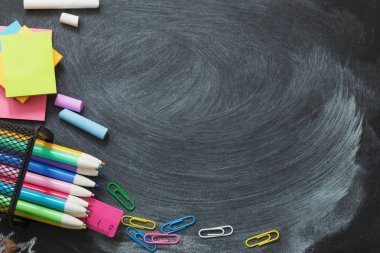 Okul malzemeleri tahtada.